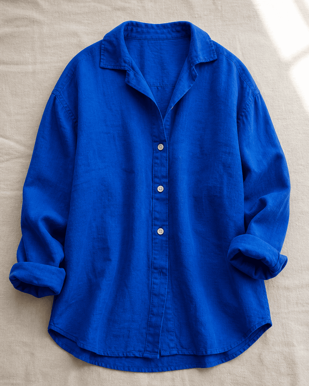 Producto premium: camisa de lino en flat lay