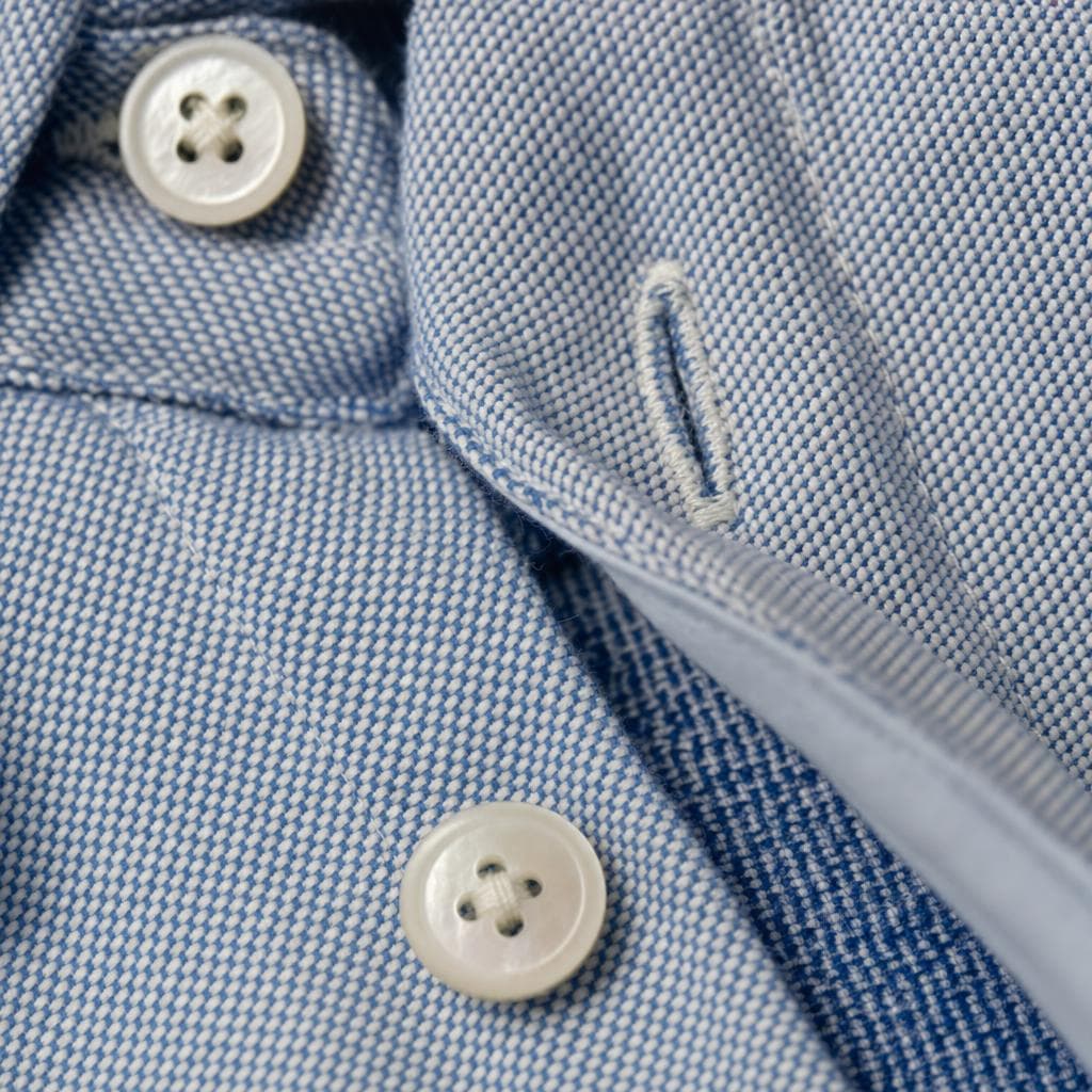 Detalle de botones y ojal con costuras definidas